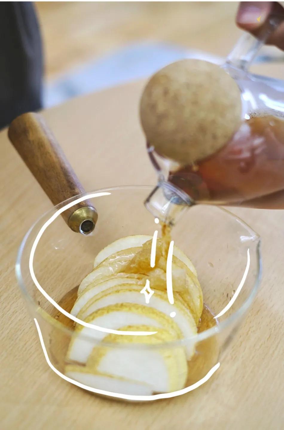 一个女人在家喝果酒,女孩子可以喝自己做的果酒吗