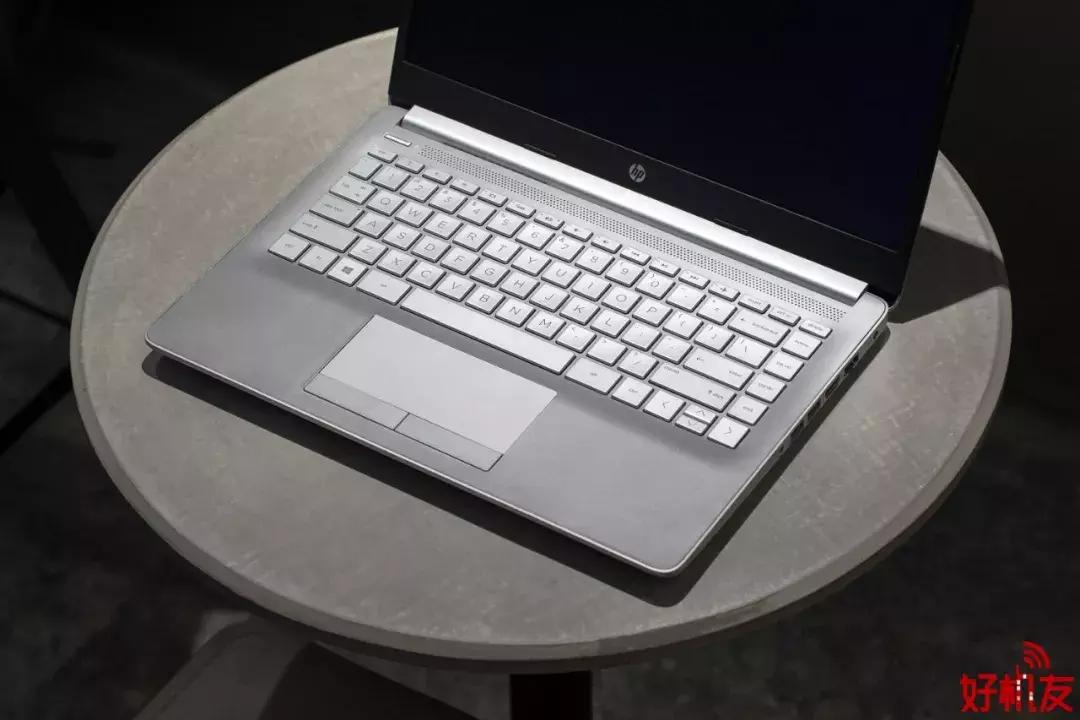 来面试的小姐姐拿出了一款新版笔记本，我去了解了一下……