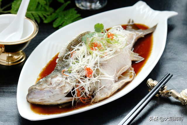 清蒸鱼正宗做法视频教程,清蒸鱼正确的做法窍门