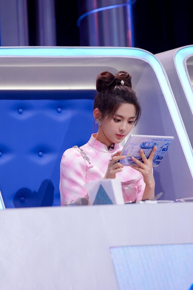 杨超越机场旗袍裙照片,杨超越综艺制服照片