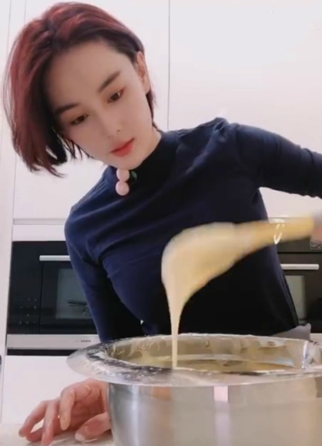 何捷和张馨予拍婚纱照图片,何捷张馨予军装婚纱照甜蜜