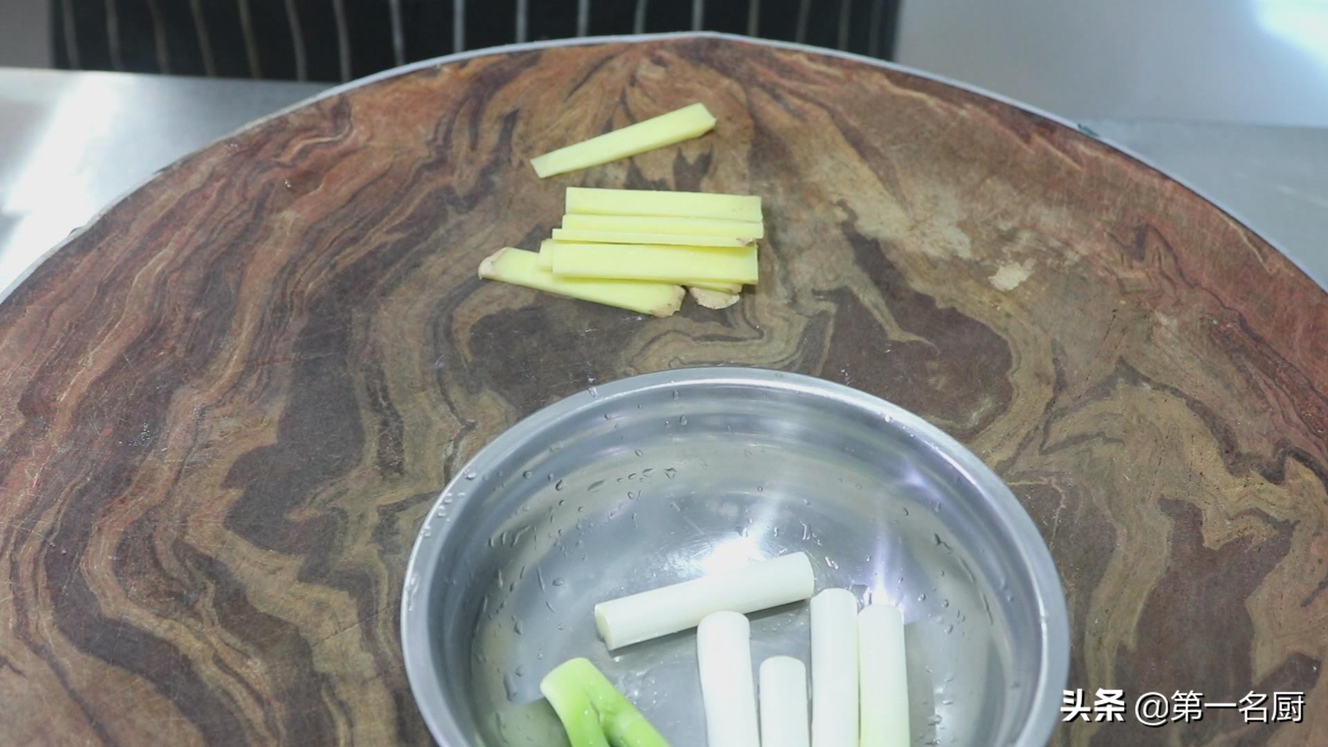 老鸭汤自己在家炖怎么才好吃,广东人夏天老鸭汤怎么炖好喝最好