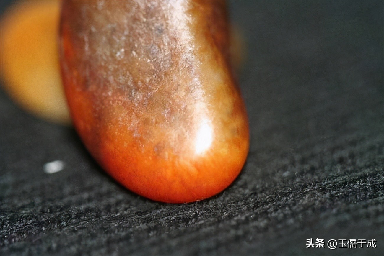 和田玉红沁和黄沁哪个更罕见,和田玉黄沁红沁哪个好