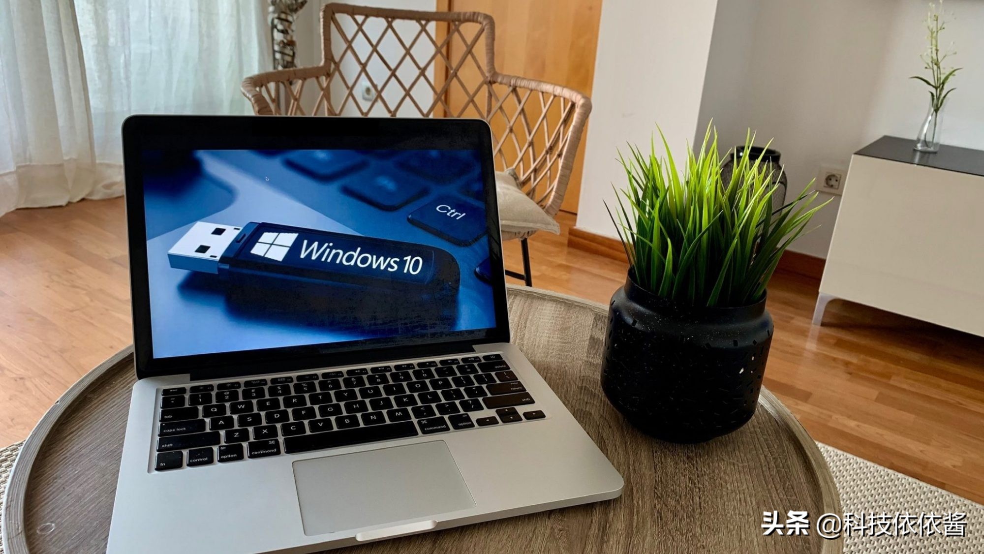 macwin10屏幕变形,苹果安装windows10系统卡屏