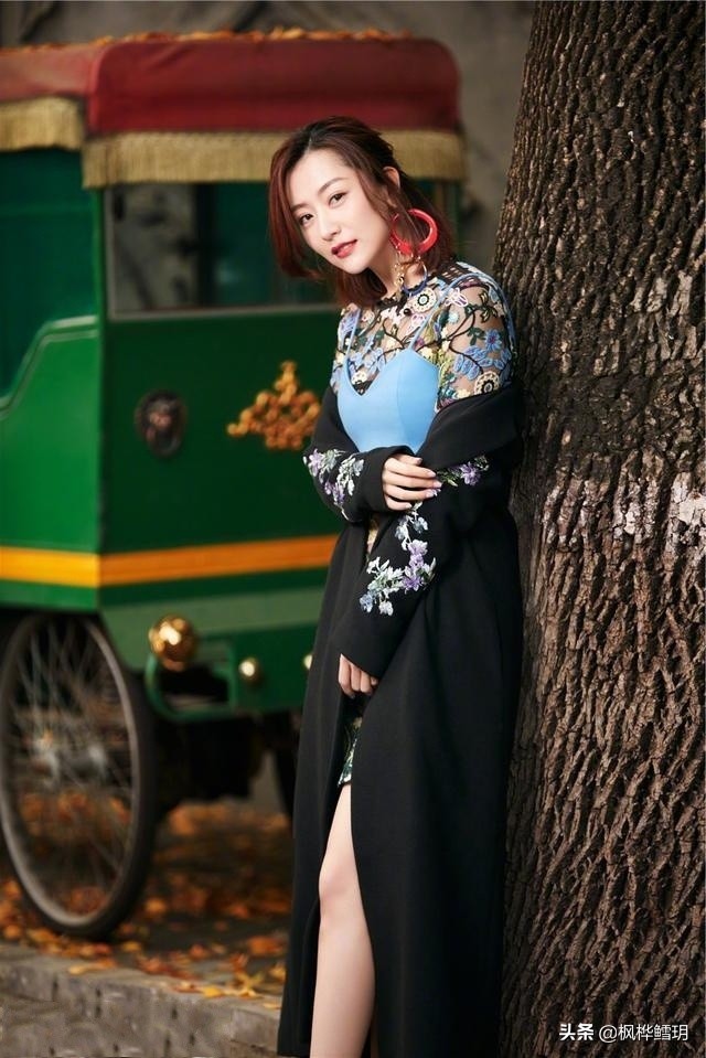 宽松超大黑色西装街拍,黑色西装街拍女