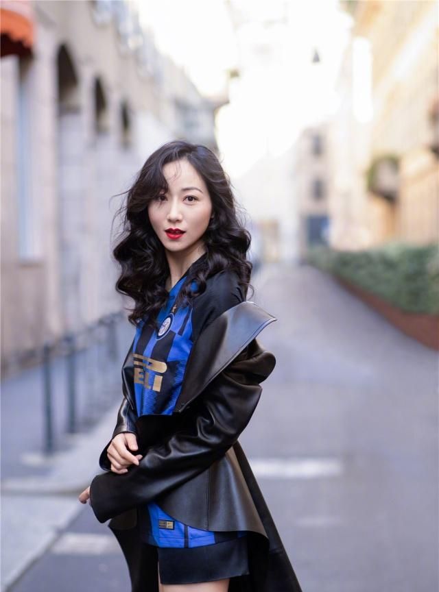 韩雪穿了一身礼服,韩雪穿红色高跟鞋黑色上衣