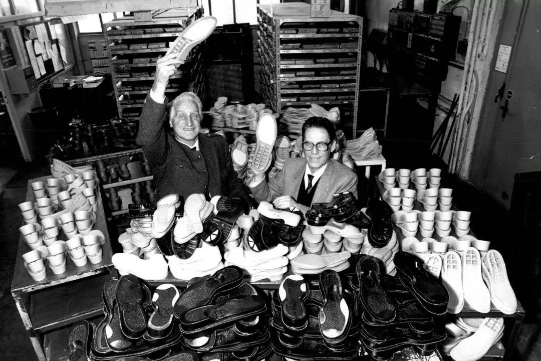 一点也不热，酷妹的马丁靴里都有空调