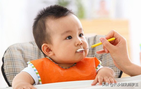 四个多月加辅食,奶粉喂养四个月可以加辅食吗
