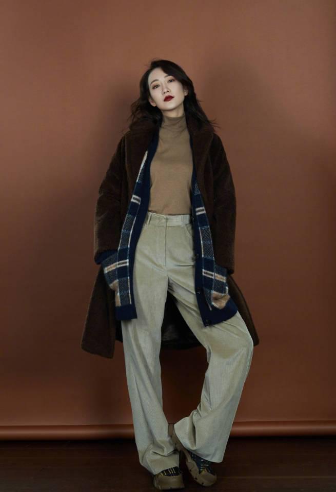 王鸥深蓝工装裤,王鸥穿灰色内搭