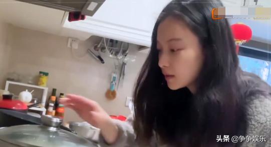 何炅看不懂生产日期，再次闹出笑话，无法摆脱被黄磊投喂的命运