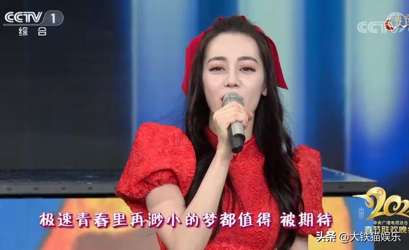 春晚造型不服不行！38岁佟丽娅，35岁杨幂，一身中国红都绝了