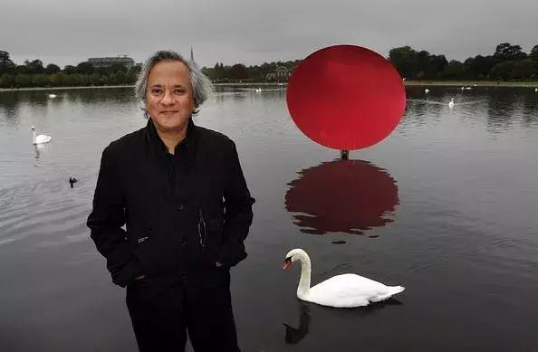 它比虚无的黑洞更黑，让全世界的瞳孔无法聚焦