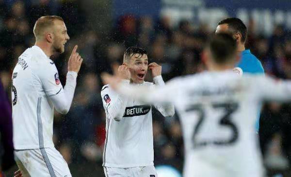 曼城爆冷负狼队落后利物浦8分,曼城爆冷负维拉瓜帅