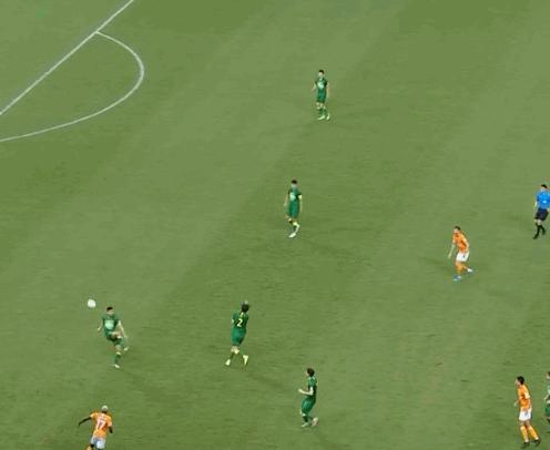 太业余了！国安“*底卧**”助力对手拿到分数，李铁还敢征召他吗？