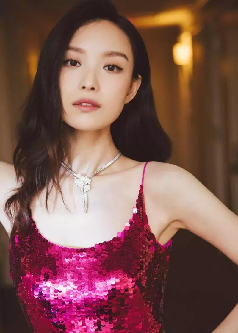 倒三角长脸发型2021流行发型,发型设计与脸型搭配方形脸