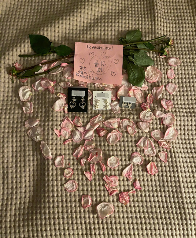 胡可晒一家三口合影为沙溢庆生,胡可生日沙溢晒全家照