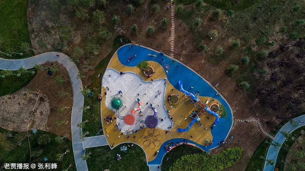 哪个公园好玩又免费又滑滑梯,半圆滑梯攀岩公园