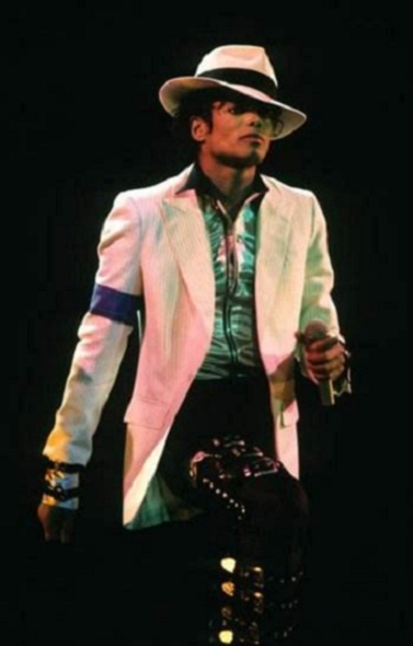 迈克尔杰克逊最具标志性装扮,迈克尔杰克逊奢华服饰