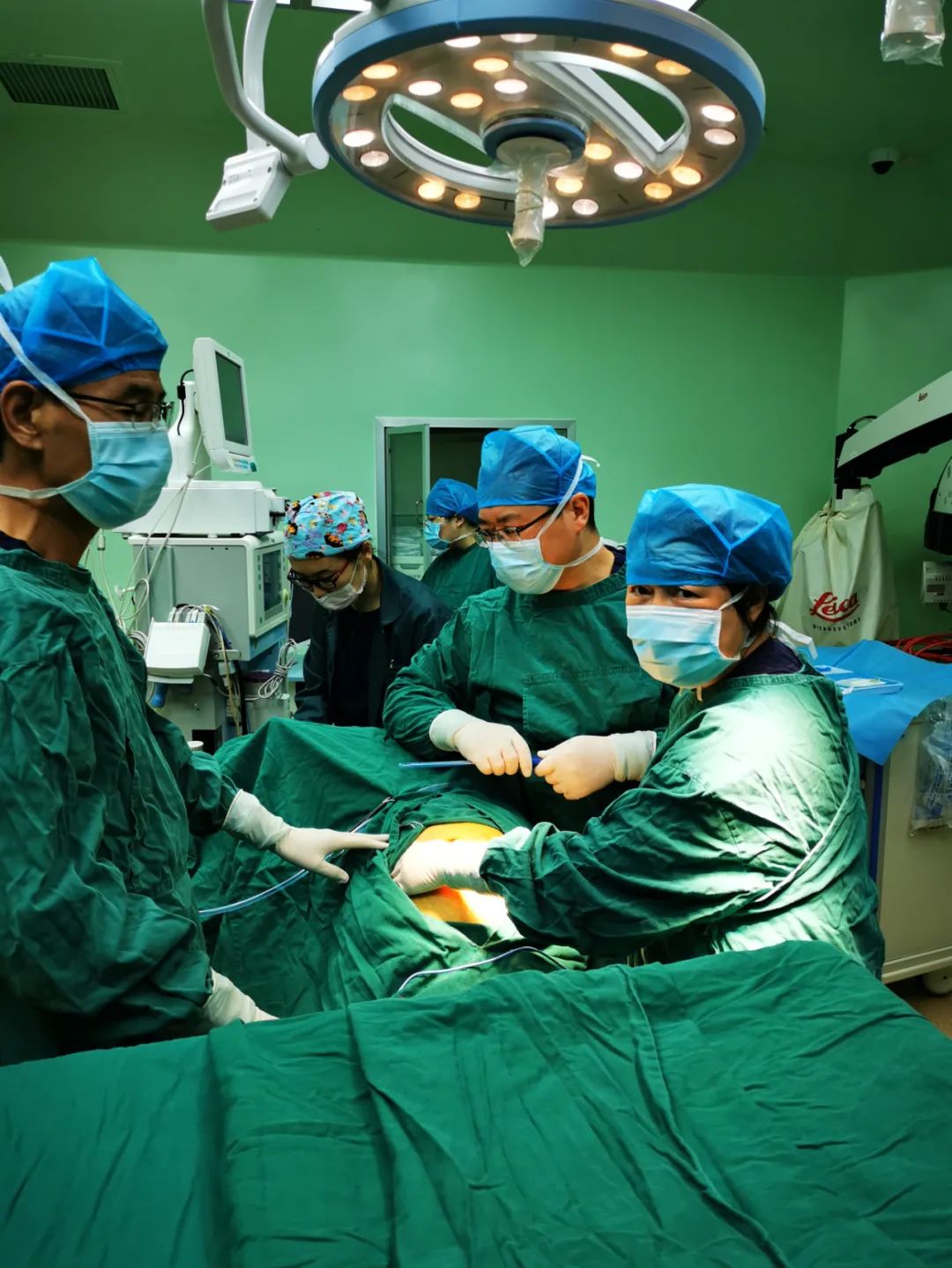 巨大囊实性肿物原因,囊实性肿块多大为巨大