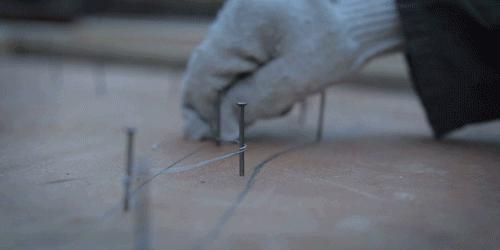 用废弃木床做书架,多功能流觞曲水桌