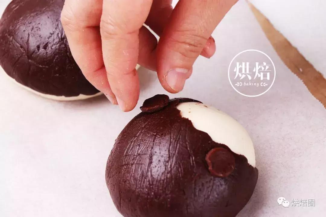 像这样把饼干皮覆在面包上就能烤出一大波孩子都爱的刺猬面包~