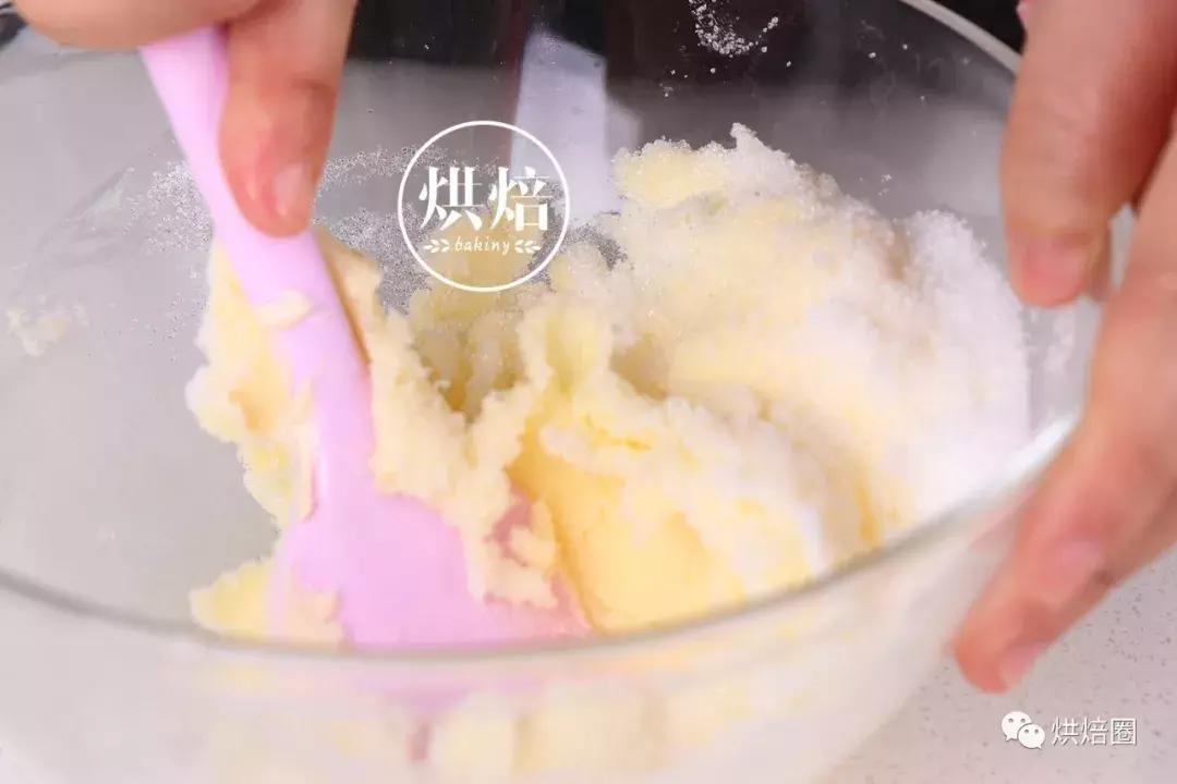 像这样把饼干皮覆在面包上就能烤出一大波孩子都爱的刺猬面包~