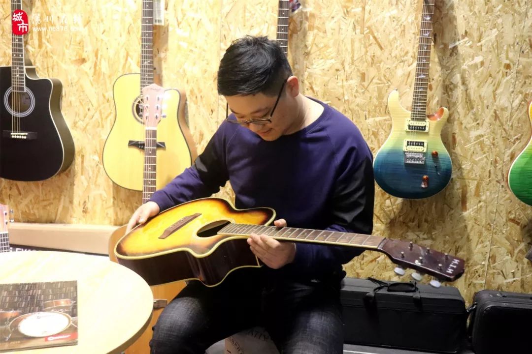 潢川90后知名音乐人，18岁靠一把吉他月入18000元！