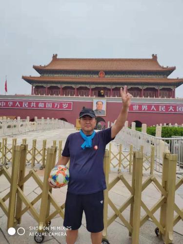 一位六旬朝鲜族球迷的国庆节献礼：颠球千余公里进京