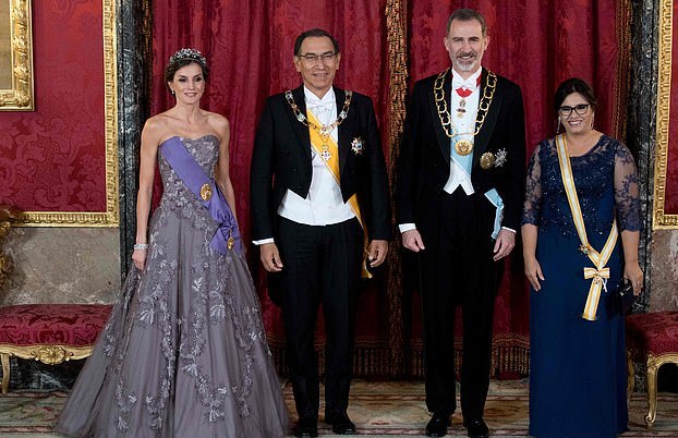 西班牙王后穿大红裙,46岁西班牙王后蓝色裙