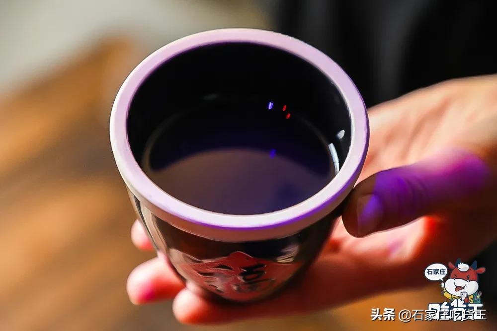 成都贰麻酒馆点啥酒,成都爆火的贰麻酒馆携手泸州老窖