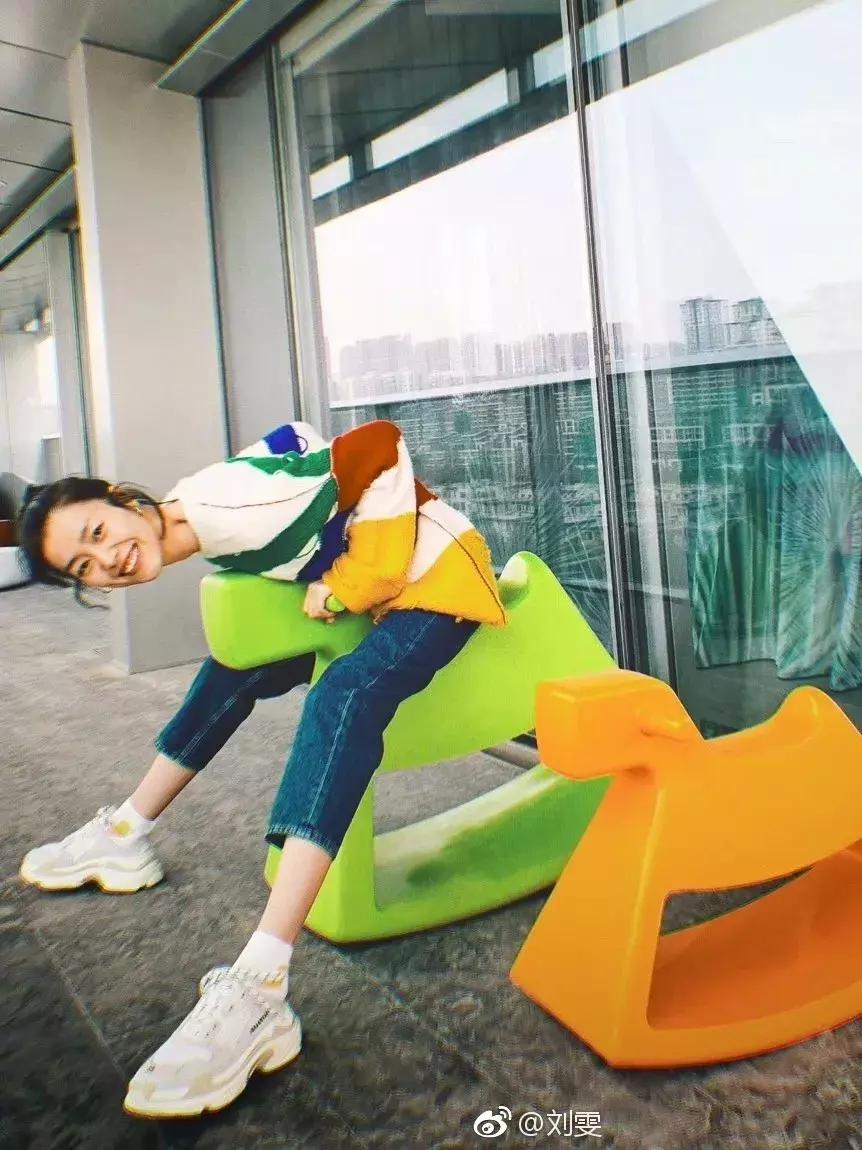 翻遍刘雯街拍，这3套最百搭