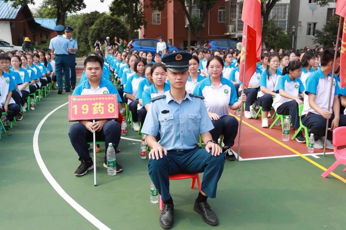 学医救死扶伤当兵保家卫国,学医习武救死扶伤十六字口号