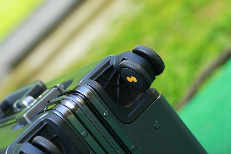 地平线8号行李箱20寸能装多少东西,地平线8号level820英寸行李箱