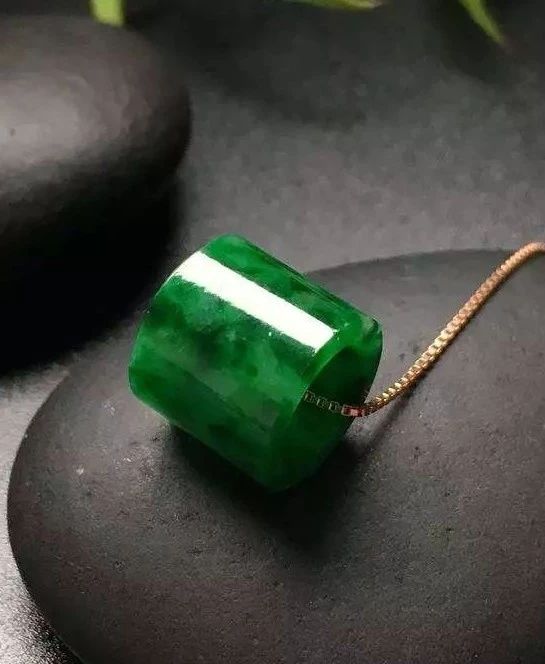 佩戴翡翠有什么气质,翡翠路路通戴在身上的效果