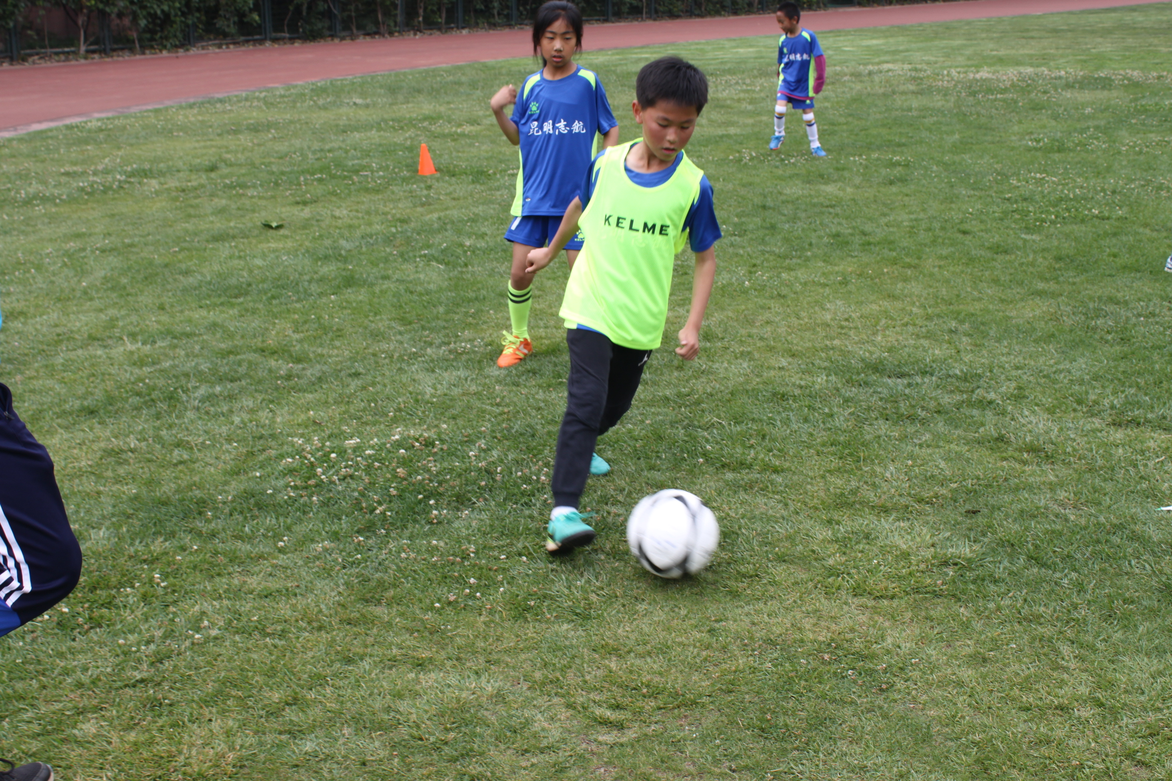 少儿篮球课运球训练内容,昆明足球训练教学视频