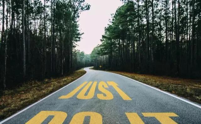 面试官字加一笔女生机智回答认可,女面试官只加一笔是什么字