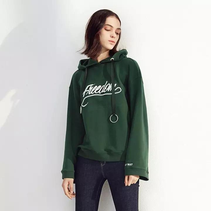 连帽卫衣胸前绳子打结,卫衣里面的绳子抽出来怎么弄回去