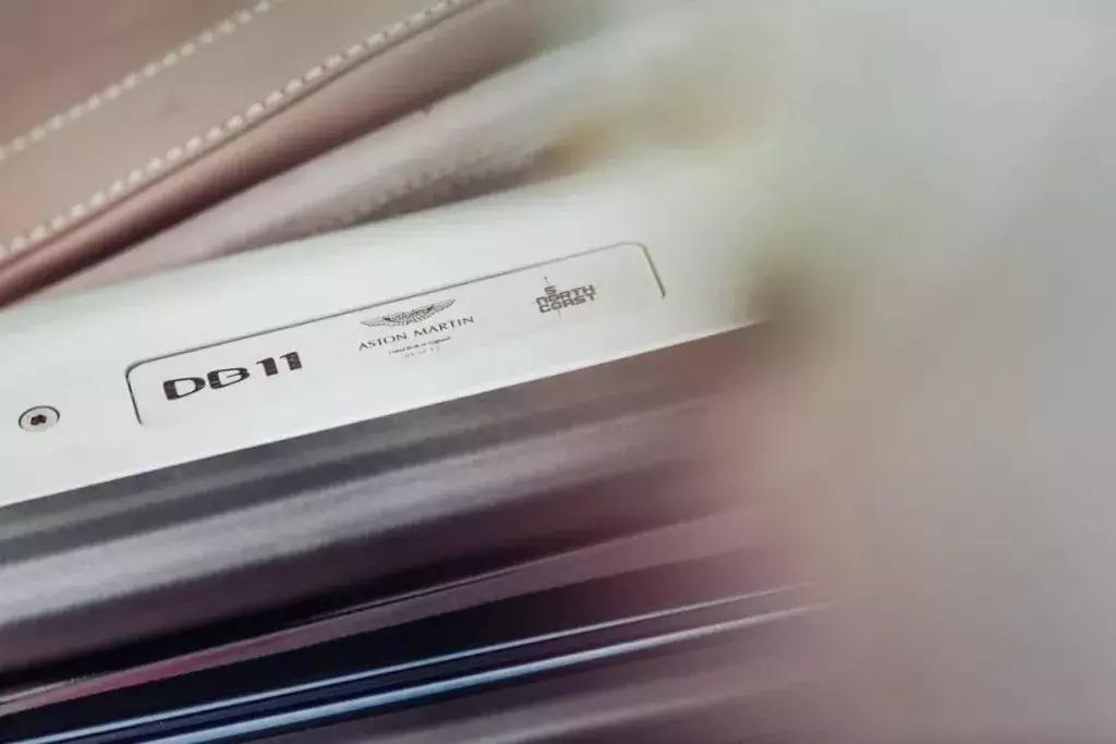 马丁新款v12,阿斯顿马丁v8和v12对比