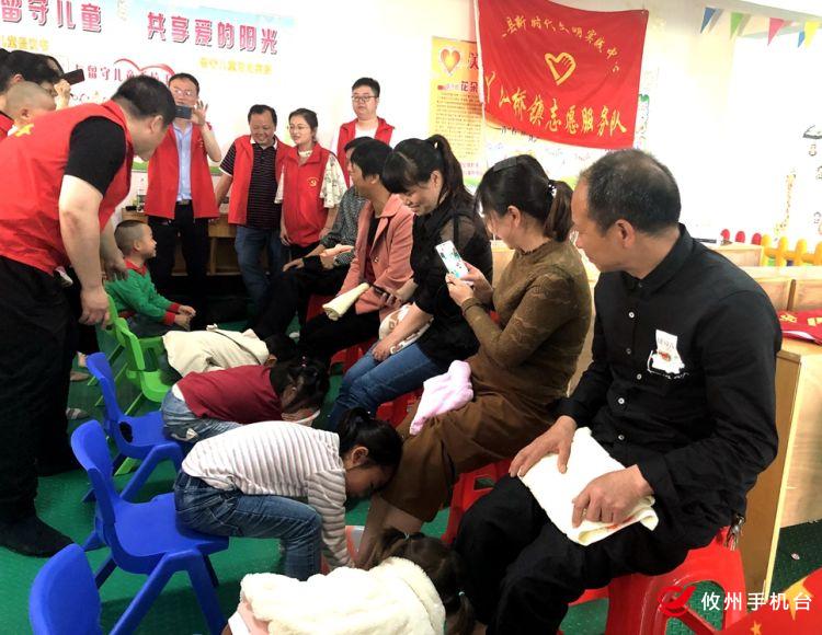 丫江桥镇：贺卡为媒 　为留守孩子与父母架起“连心桥”