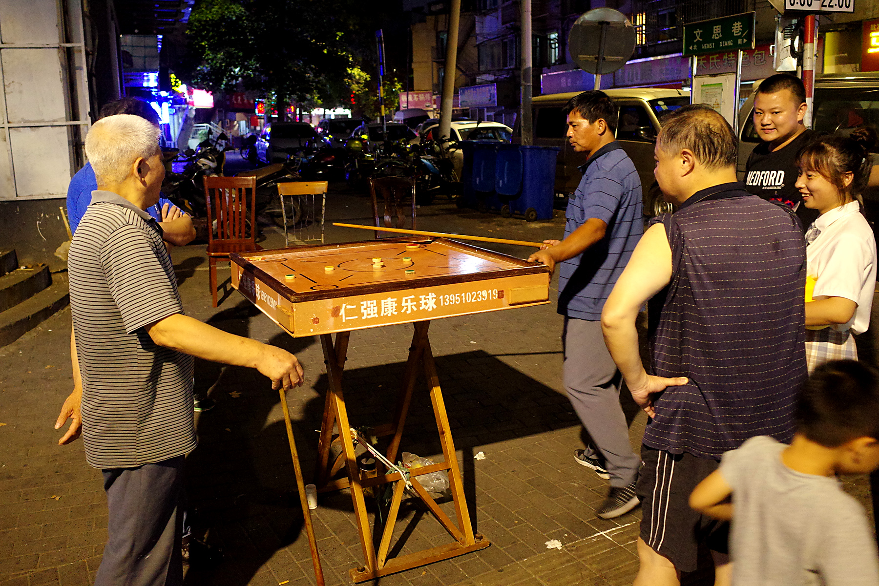 也许，这就是南京街头最后的一桌克朗球了