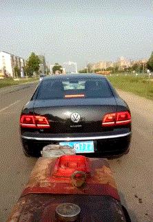 搞笑GIF开心一刻：你这日子不容易，吃大米粥配食盐