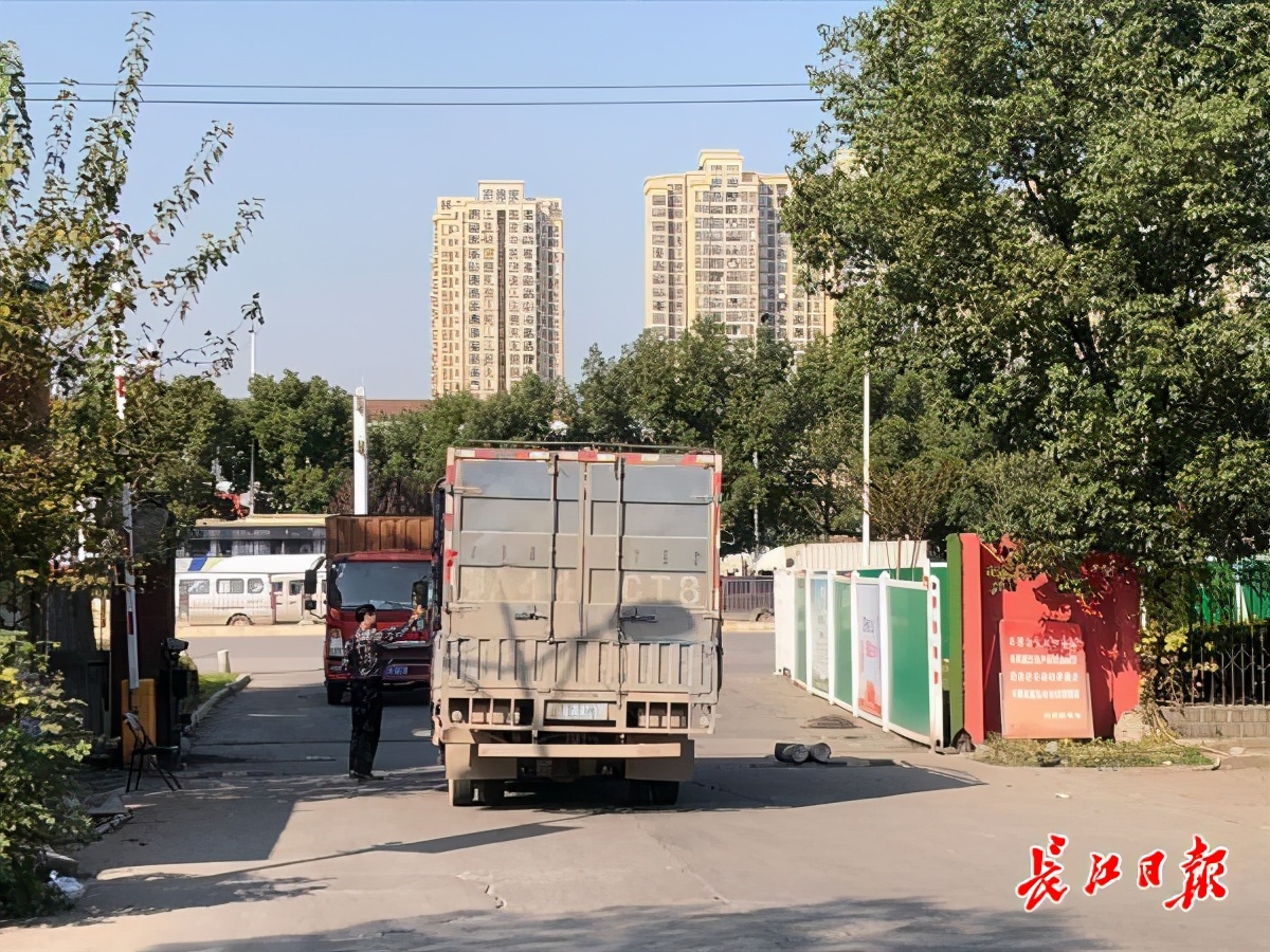 乱收停车费的鑫汉物流园整改了，网友还折射了这些“土霸王”