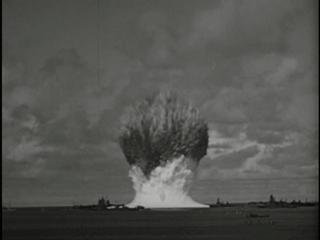 历史上的今天：一款惊艳全球的泳装，藏着美国一桩血腥罪恶