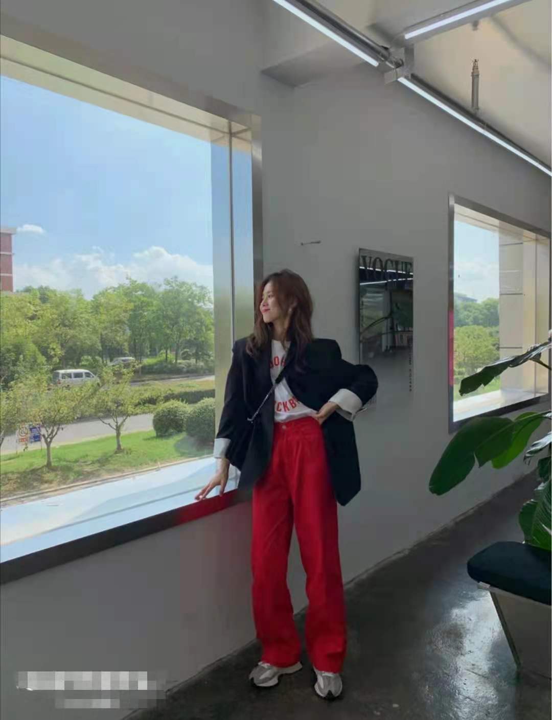 红色民族风上衣搭配什么裤子,咖啡色裤子配红色上衣好看吗