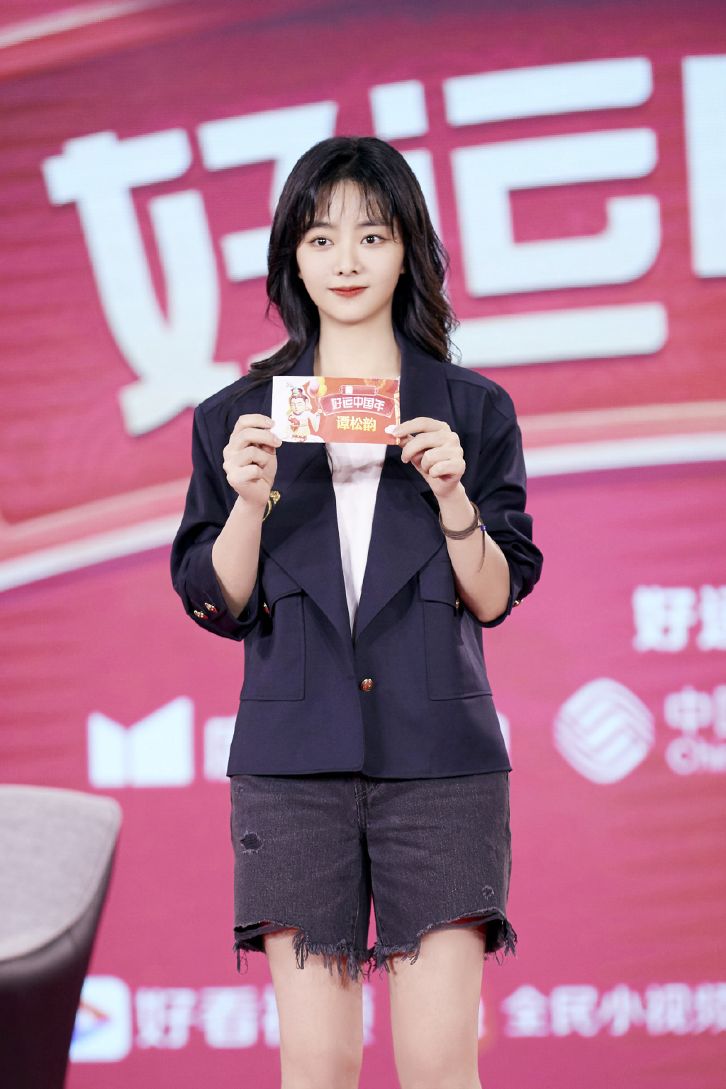 谭松韵针织衫配短裙少女感十足,谭松韵全黑造型