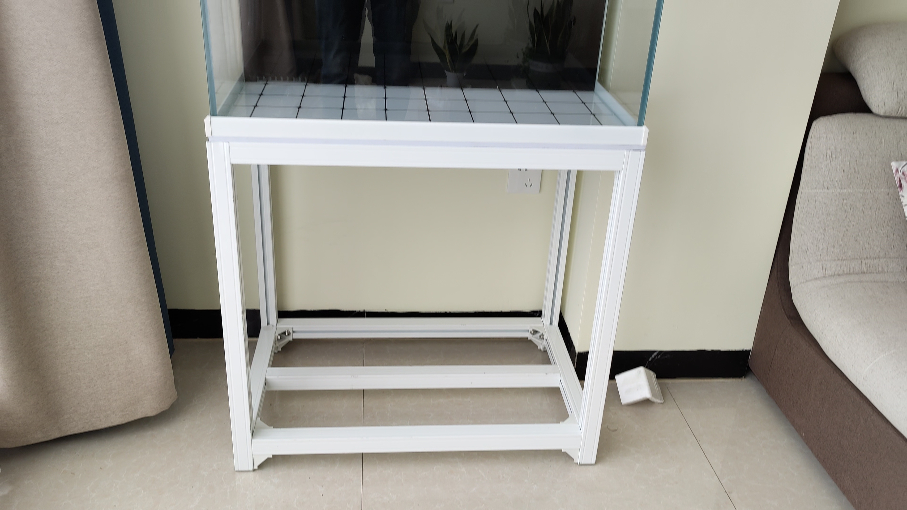 花4块钱买的小鱼缸也太便宜了,80cm的鱼缸适合养多少条发财鱼