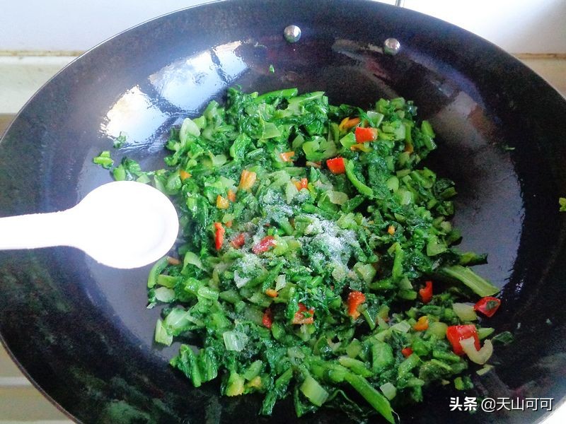 东北五花肉炖鱼豆腐的家常做法,午餐鱼炖豆腐汤好吃极了