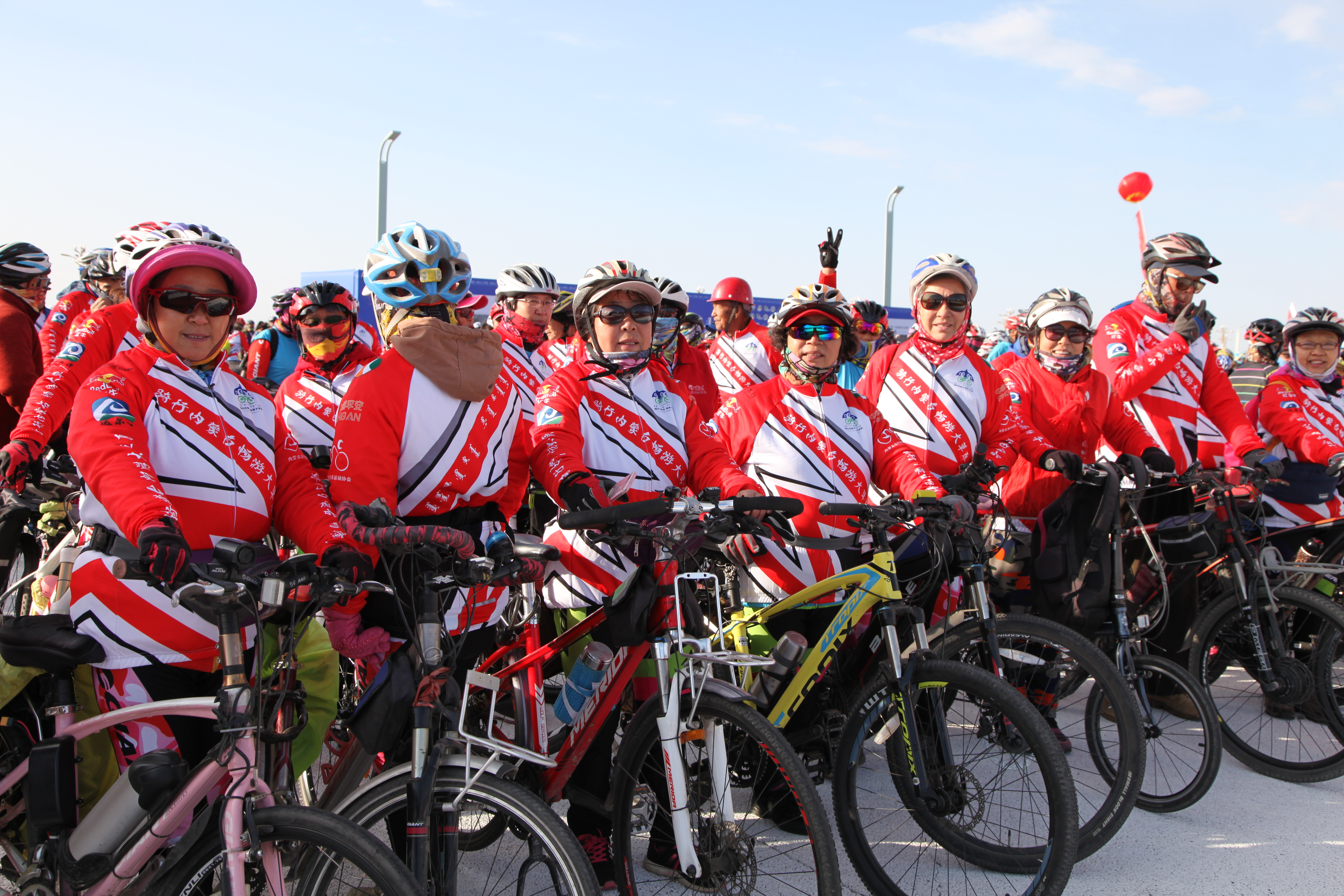 首届“骑行内蒙古畅游大草原”骑游比赛13日在呼和塔拉开赛