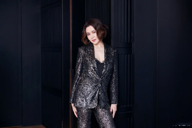 18岁的关之琳写真图文,关之琳年轻时穿绿裙子的照片