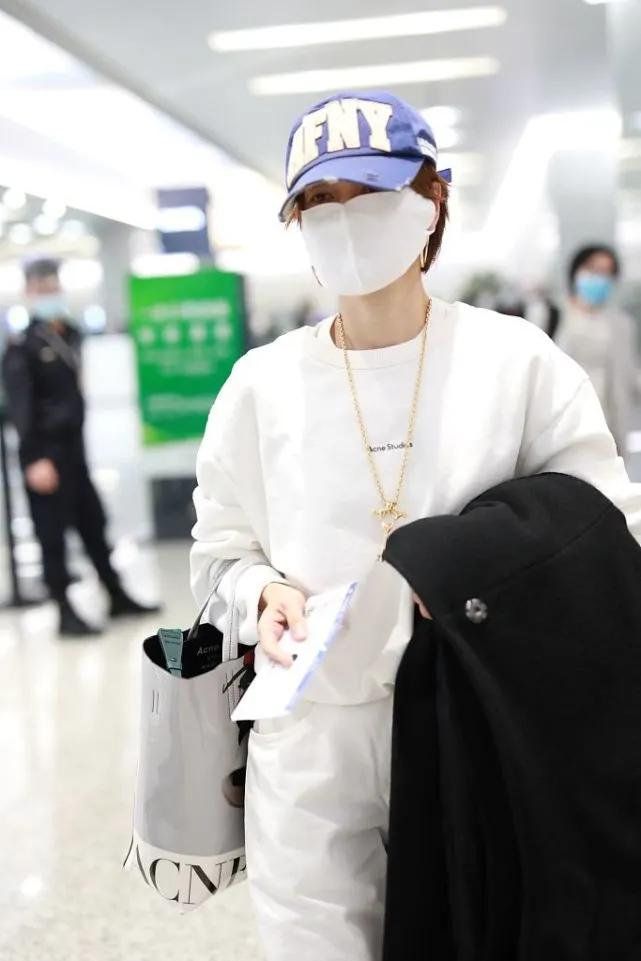 马伊琍离婚后衣品太好了，一身白色运动装配大金链，洋气又时髦